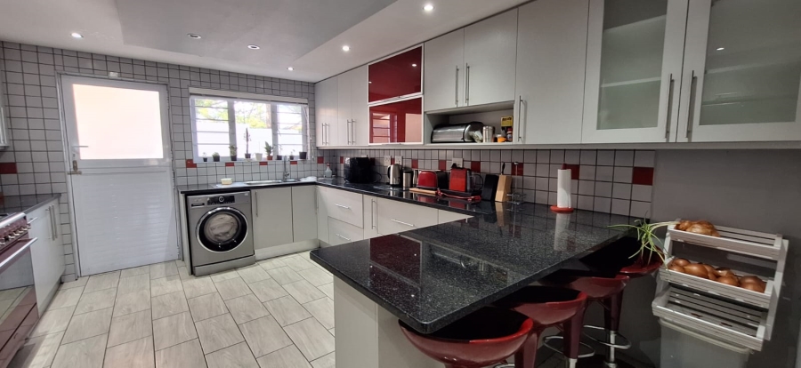 5 Bedroom Property for Sale in Elfindale Western Cape